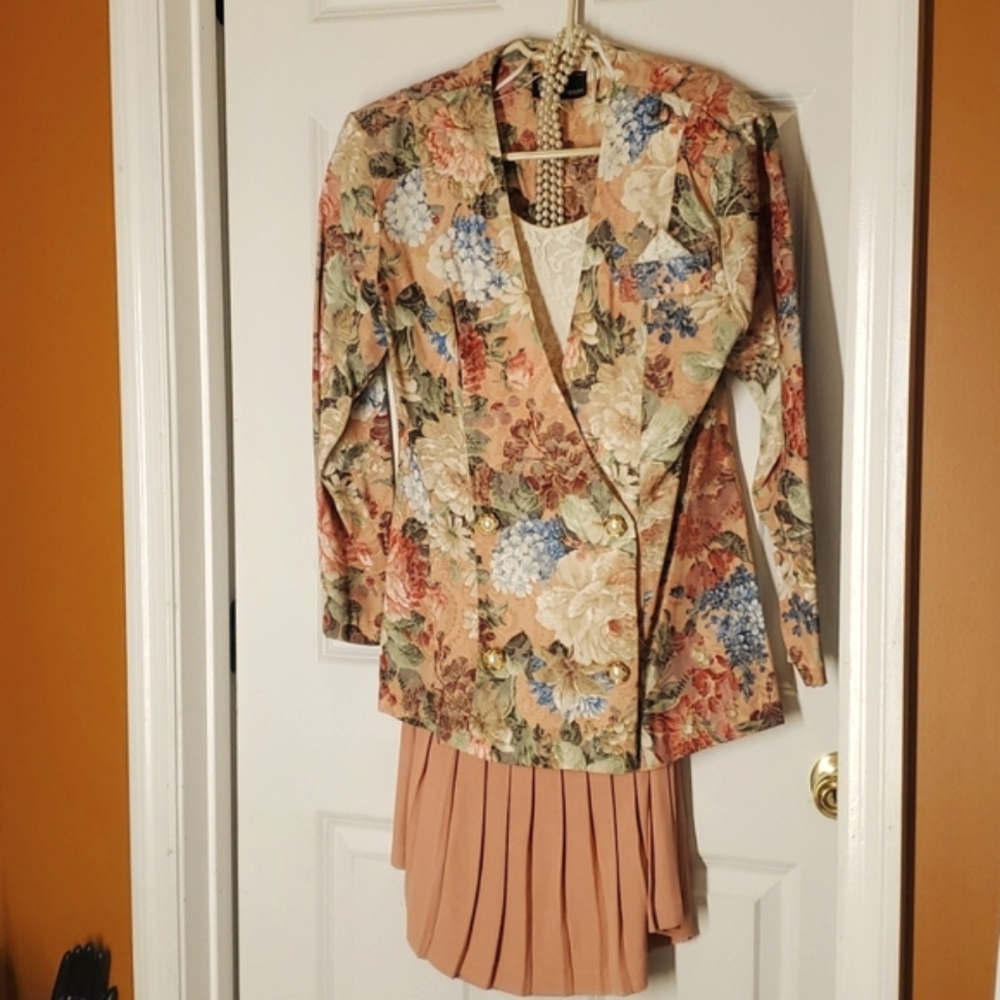 GORGEOUS VINTAGE Dawn Joy (juniors 11/12) blazer/skirt suit in Peach